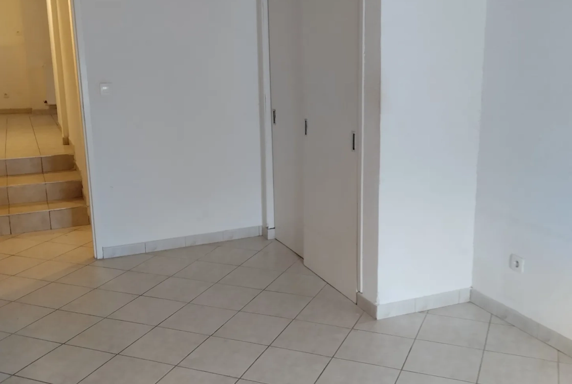 Appartement T3 de 72 m² à Chichilianne, vue sur la place du village 
