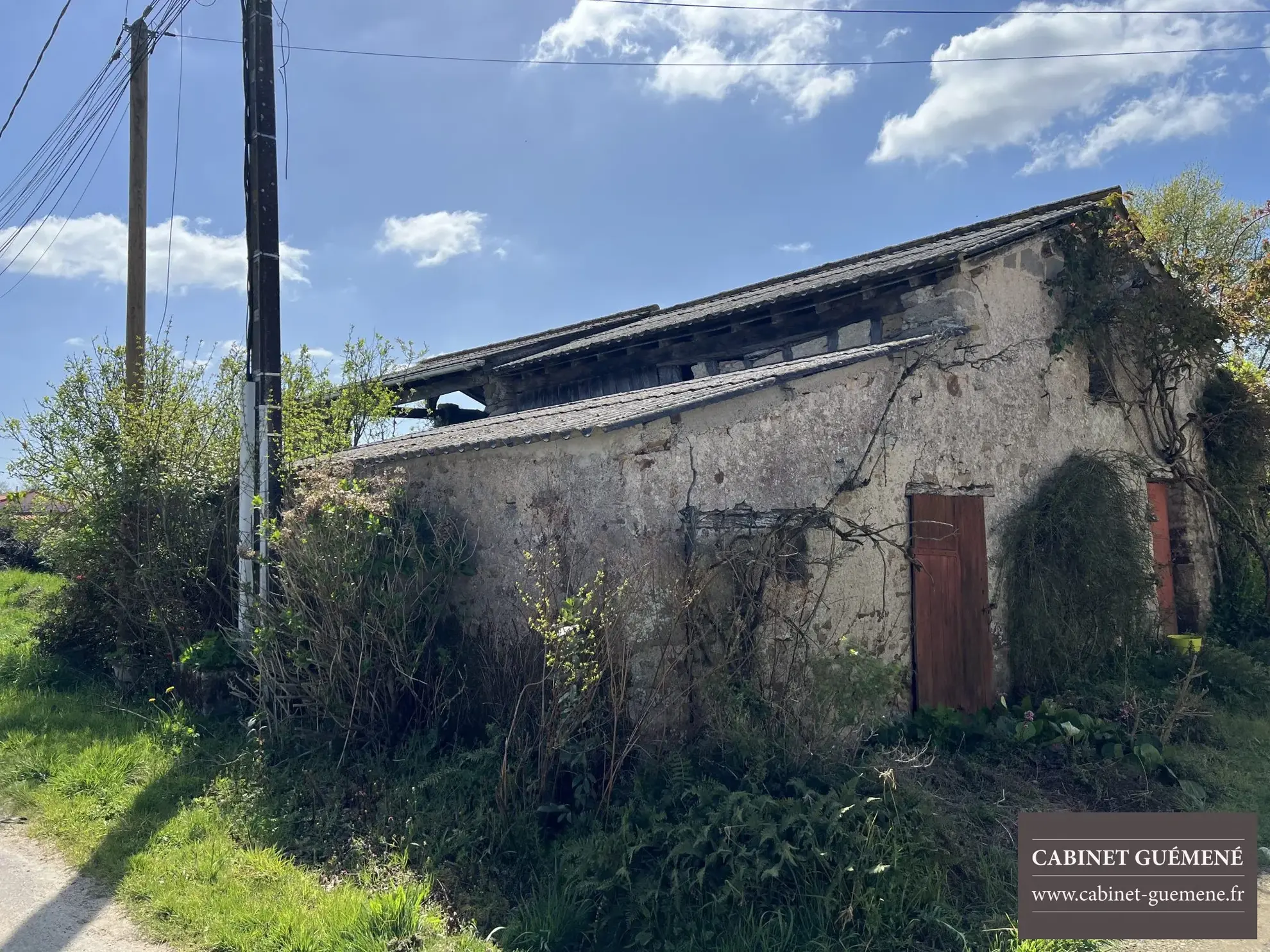 Maison à rénover à La Planche avec terrain et dépendances – Potentiel exceptionnel 