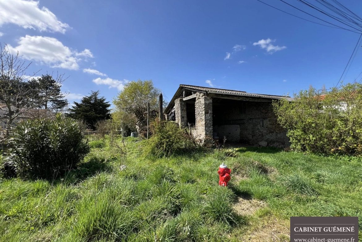 Maison à rénover à La Planche avec terrain et dépendances – Potentiel exceptionnel 