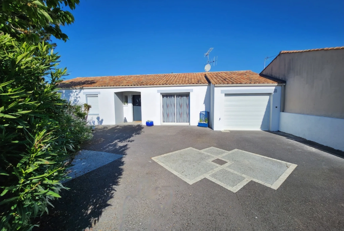 Maison de plain-pied à Luçon avec 4 chambres, bureau et piscine – 125 m² 