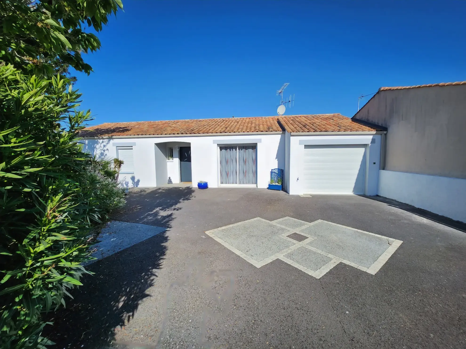 Maison de plain-pied à Luçon avec 4 chambres, bureau et piscine – 125 m² 