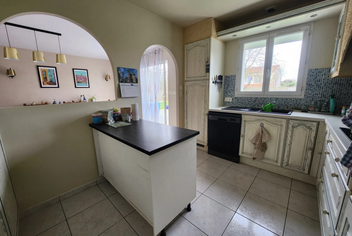 Maison de plain-pied à Luçon avec 4 chambres, bureau et piscine – 125 m² 