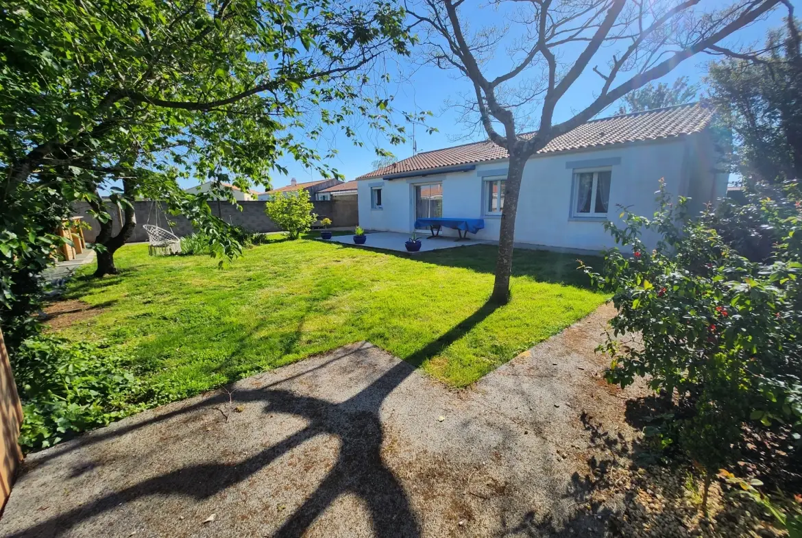 Maison de plain-pied à Luçon avec 4 chambres, bureau et piscine – 125 m² 