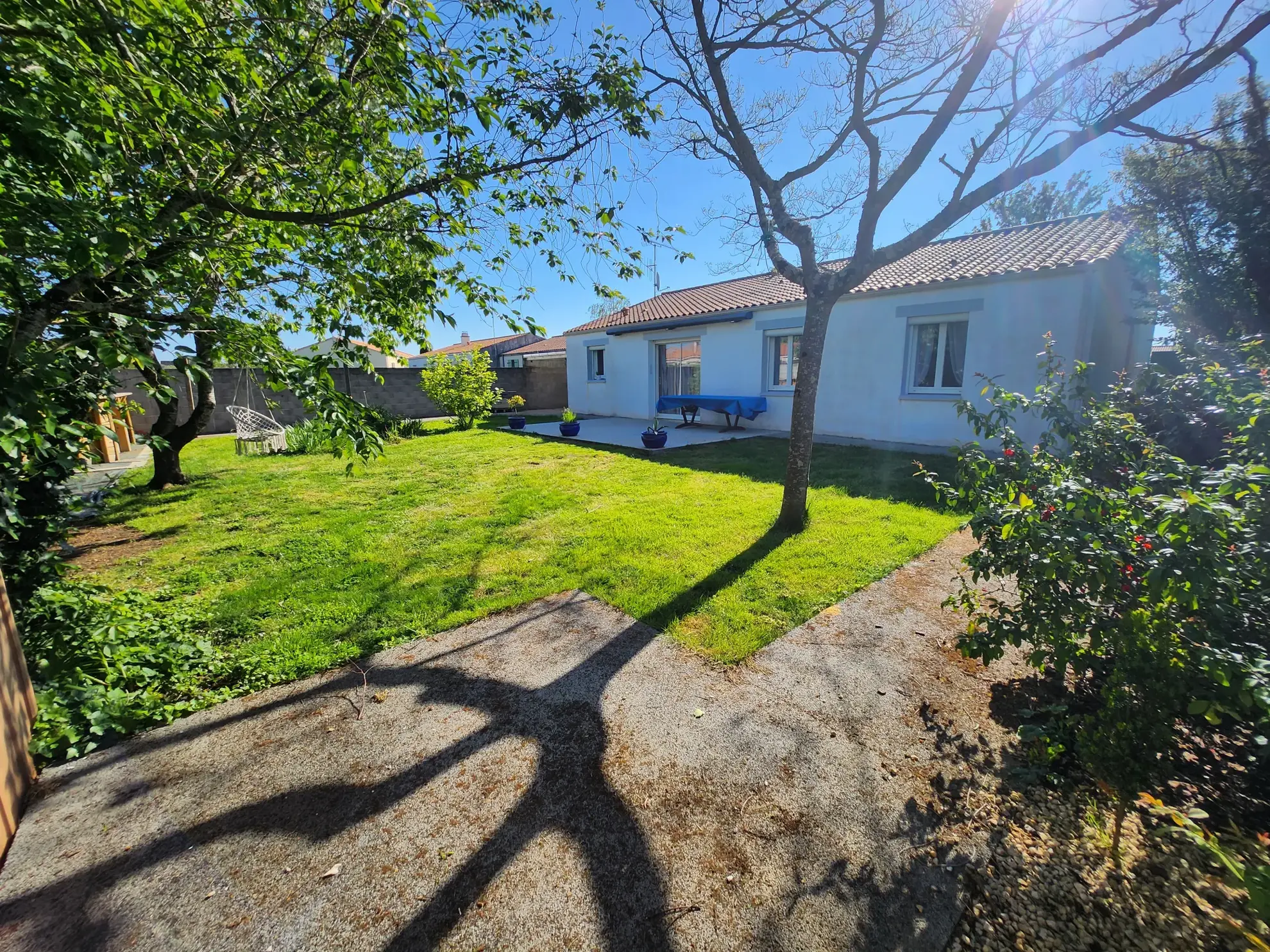Maison de plain-pied à Luçon avec 4 chambres, bureau et piscine – 125 m² 