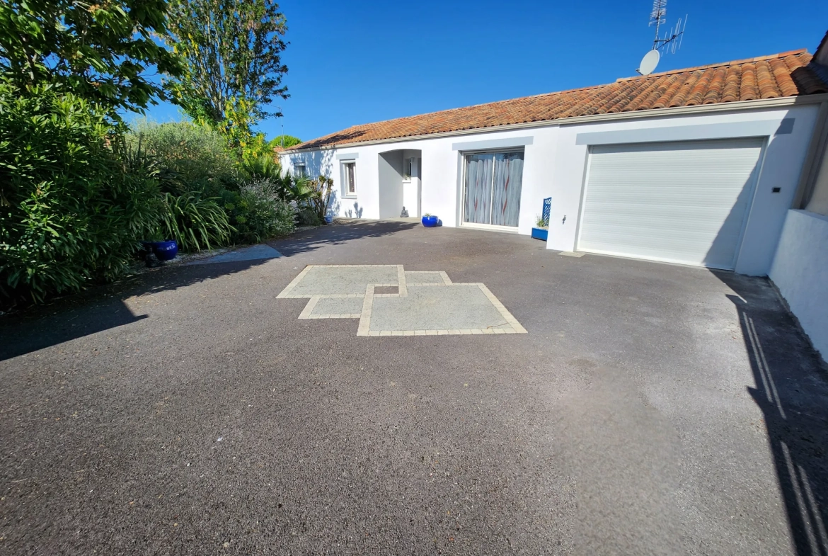 Maison de plain-pied à Luçon avec 4 chambres, bureau et piscine – 125 m² 