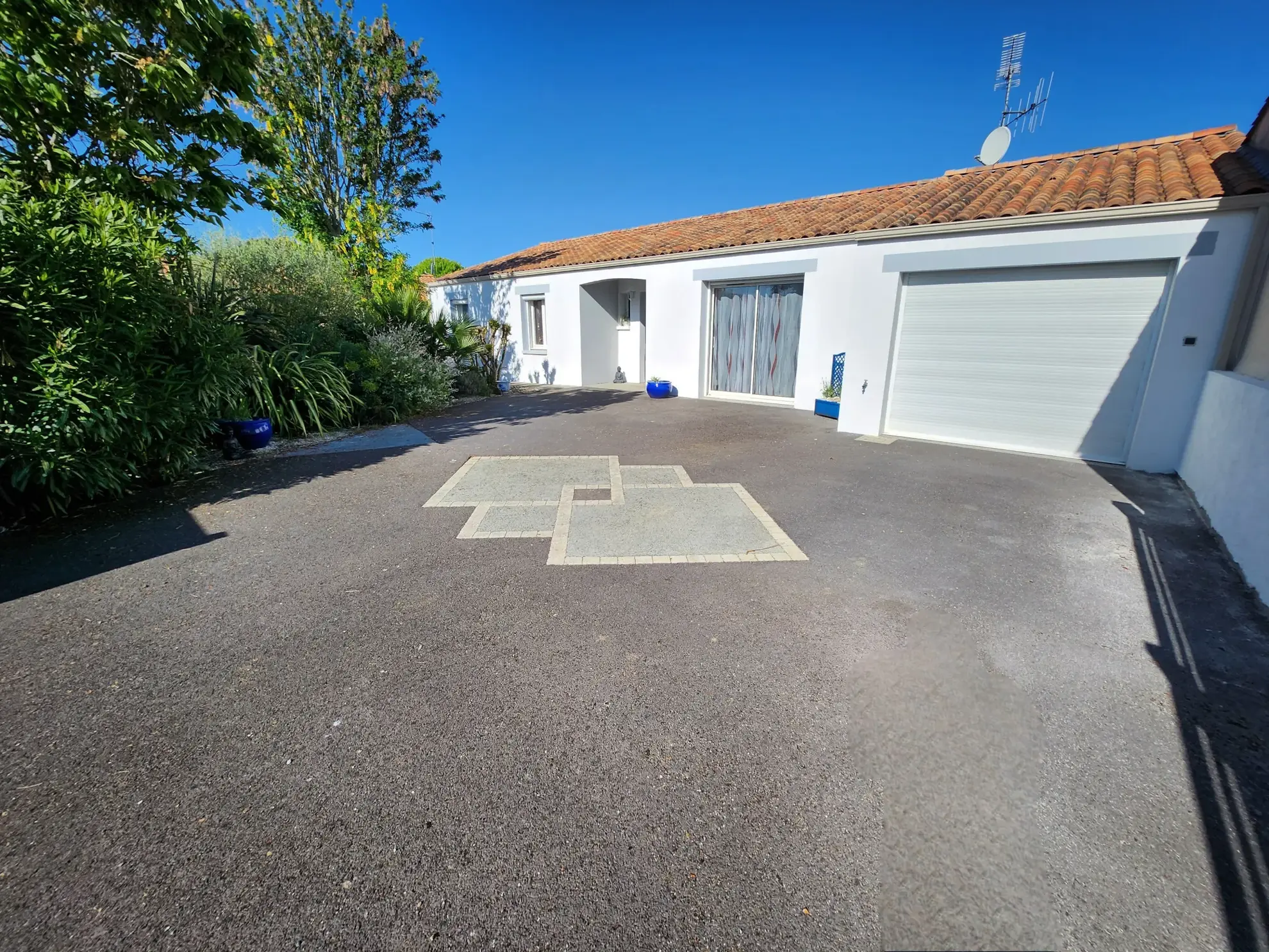 Maison de plain-pied à Luçon avec 4 chambres, bureau et piscine – 125 m² 