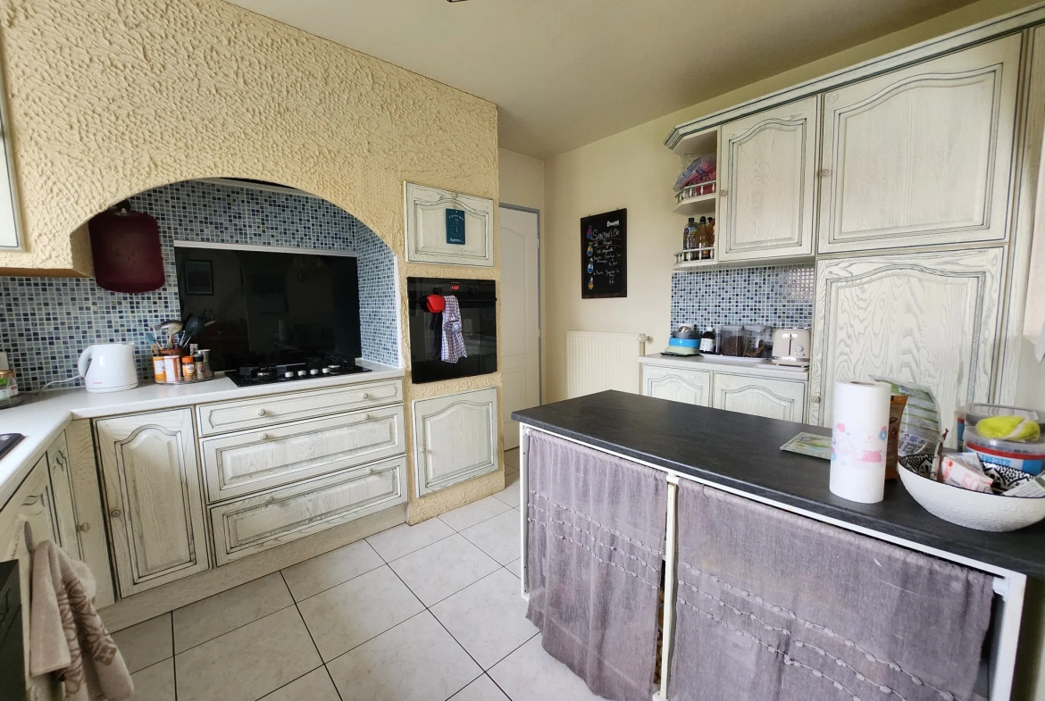 Maison de plain-pied à Luçon avec 4 chambres, bureau et piscine – 125 m² 