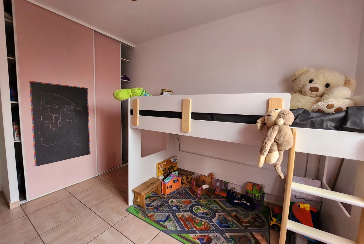 Maison de plain-pied à Luçon avec 4 chambres, bureau et piscine – 125 m² 