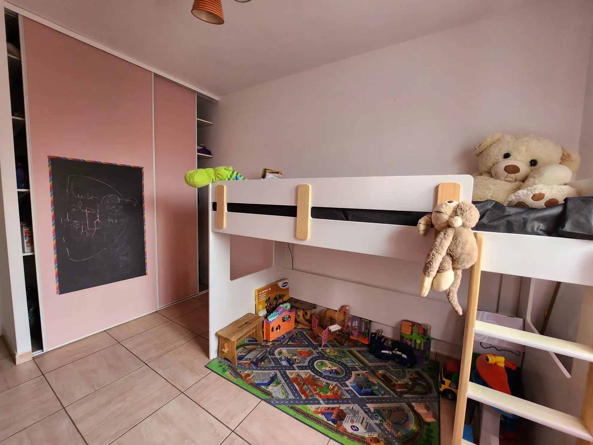Maison de plain-pied à Luçon avec 4 chambres, bureau et piscine – 125 m² 
