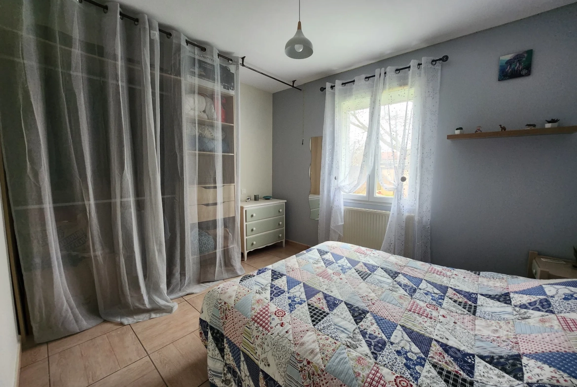 Maison de plain-pied à Luçon avec 4 chambres, bureau et piscine – 125 m² 