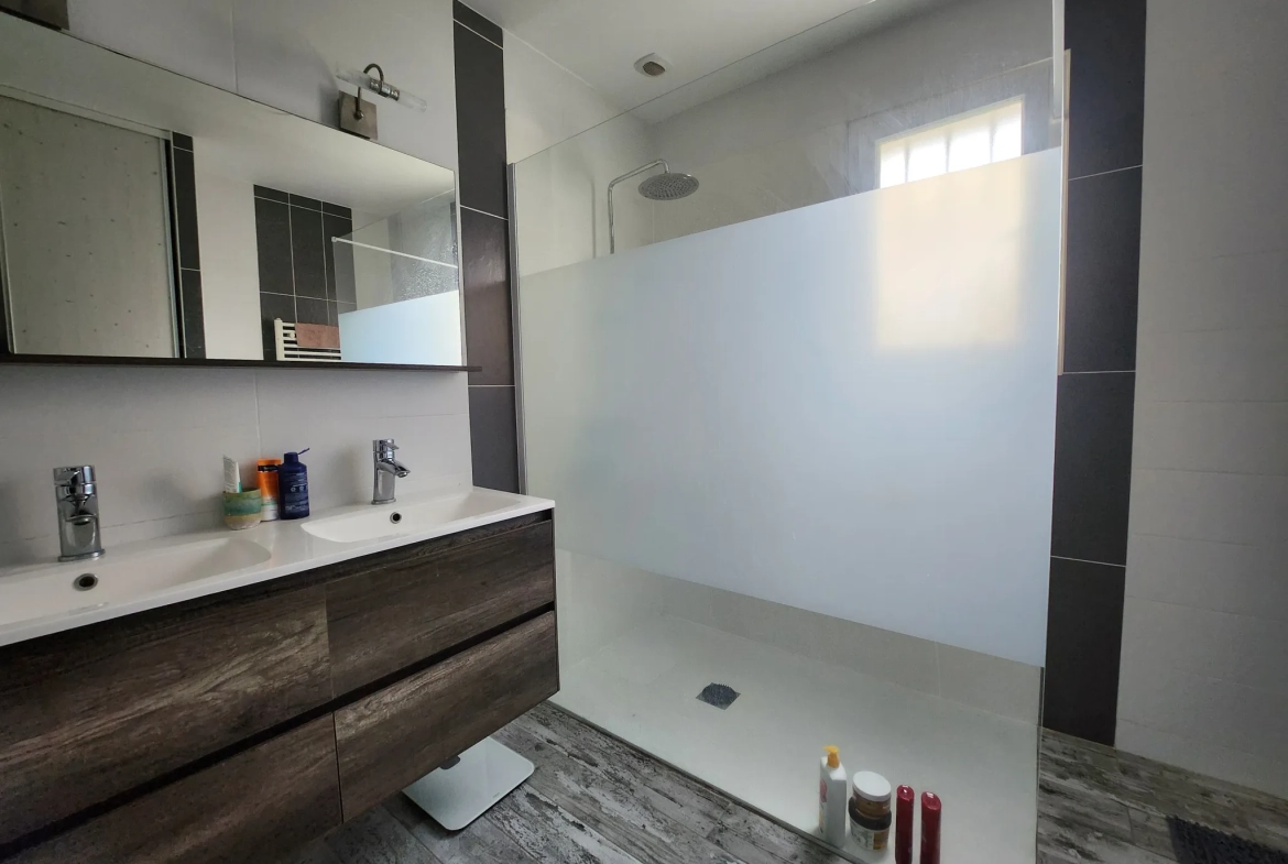 Maison de plain-pied à Luçon avec 4 chambres, bureau et piscine – 125 m² 