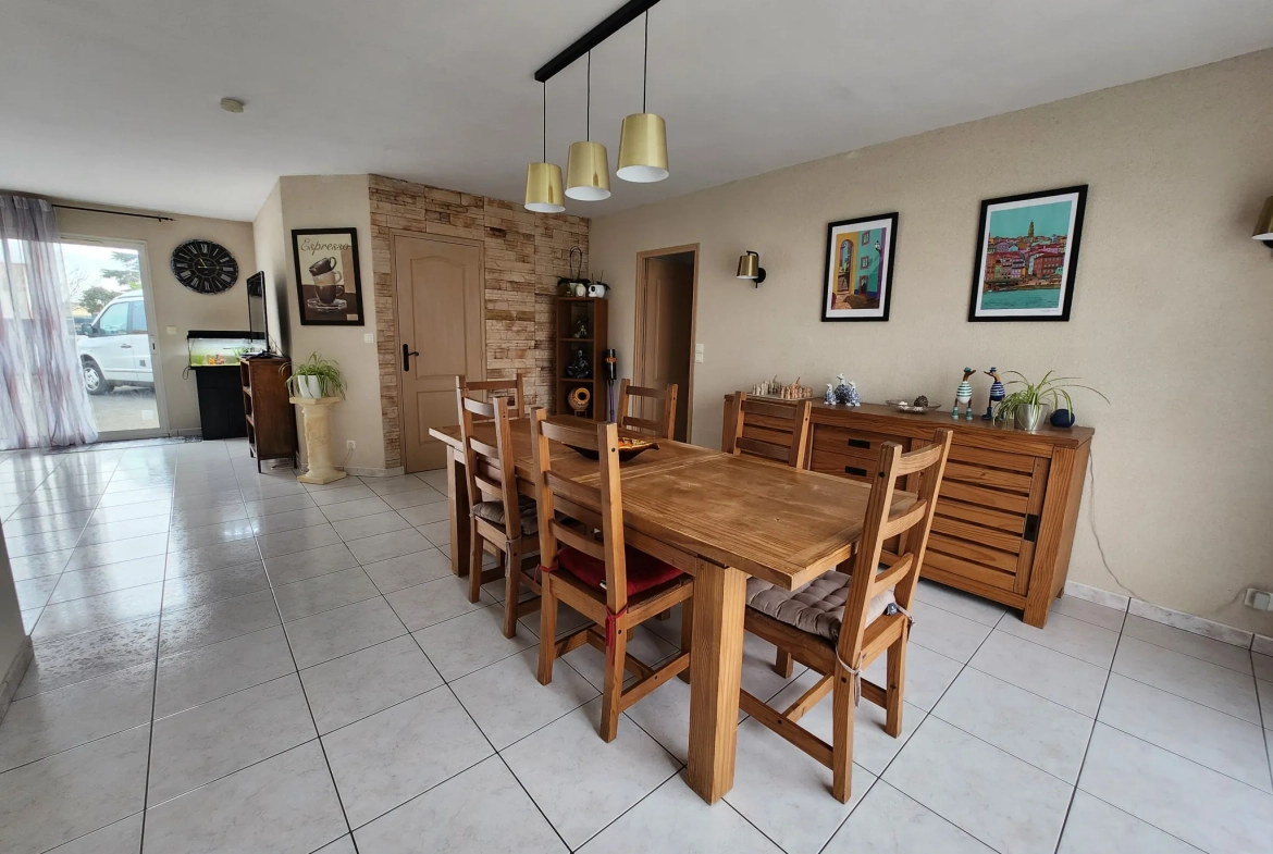 Maison de plain-pied à Luçon avec 4 chambres, bureau et piscine – 125 m² 