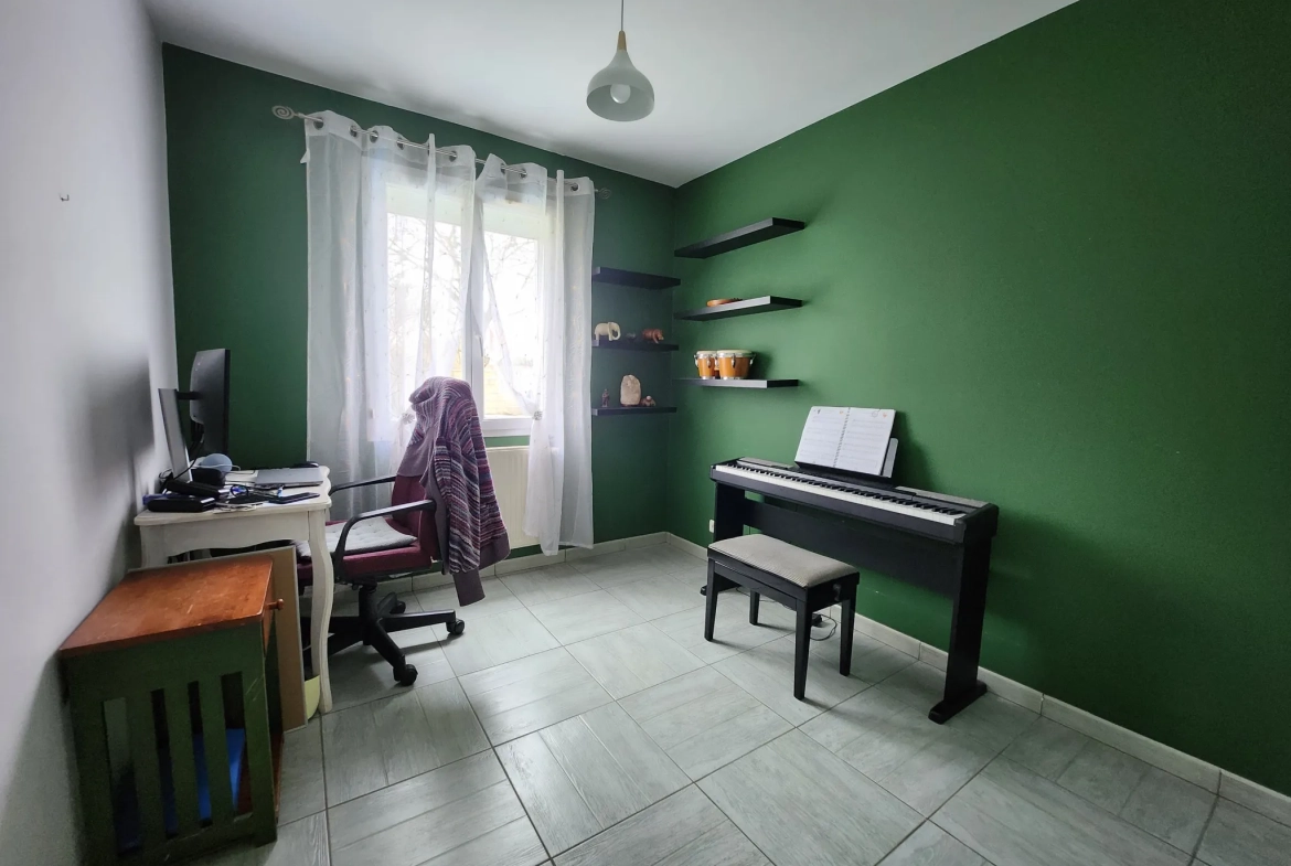 Maison de plain-pied à Luçon avec 4 chambres, bureau et piscine – 125 m² 