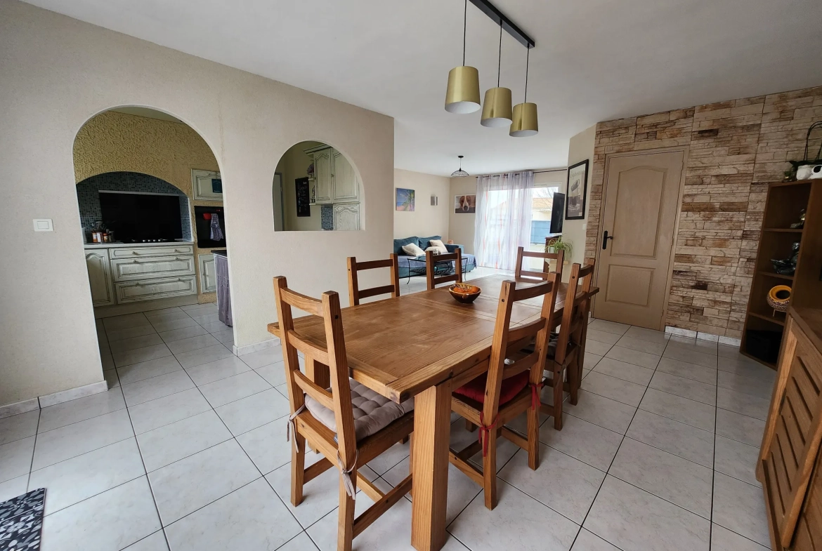 Maison de plain-pied à Luçon avec 4 chambres, bureau et piscine – 125 m² 