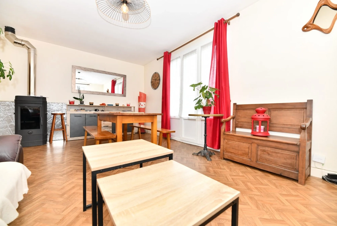 Pavillon familial avec jardin et balcon à Mauriac, proche commodités 