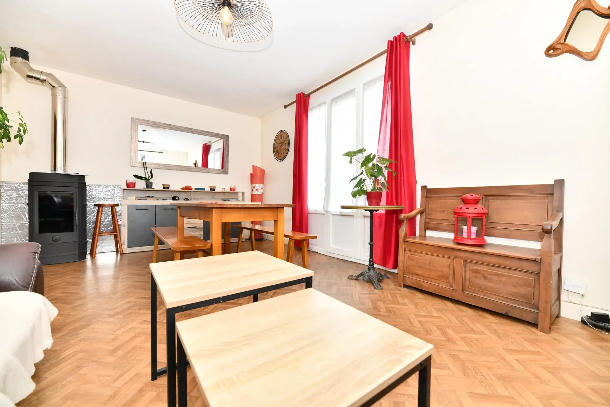 Pavillon familial avec jardin et balcon à Mauriac, proche commodités 