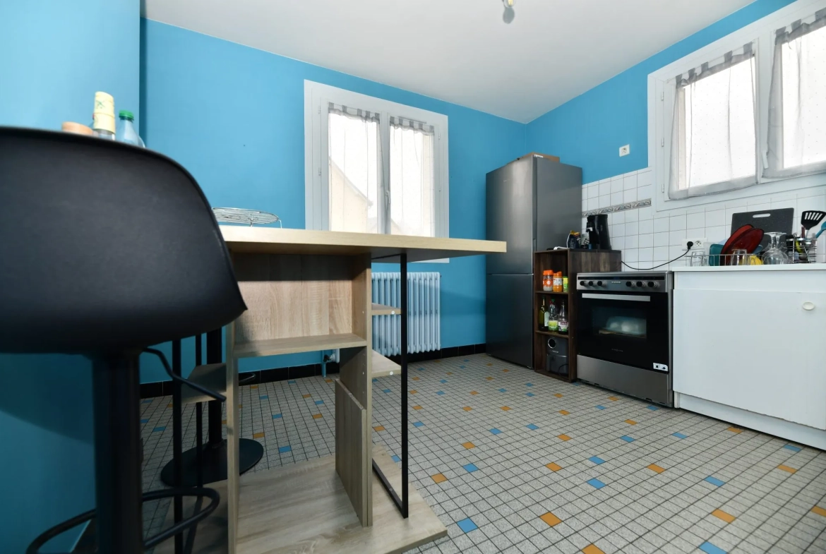 Pavillon familial avec jardin et balcon à Mauriac, proche commodités 