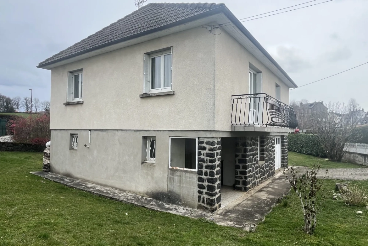 Pavillon familial avec jardin et balcon à Mauriac, proche commodités 