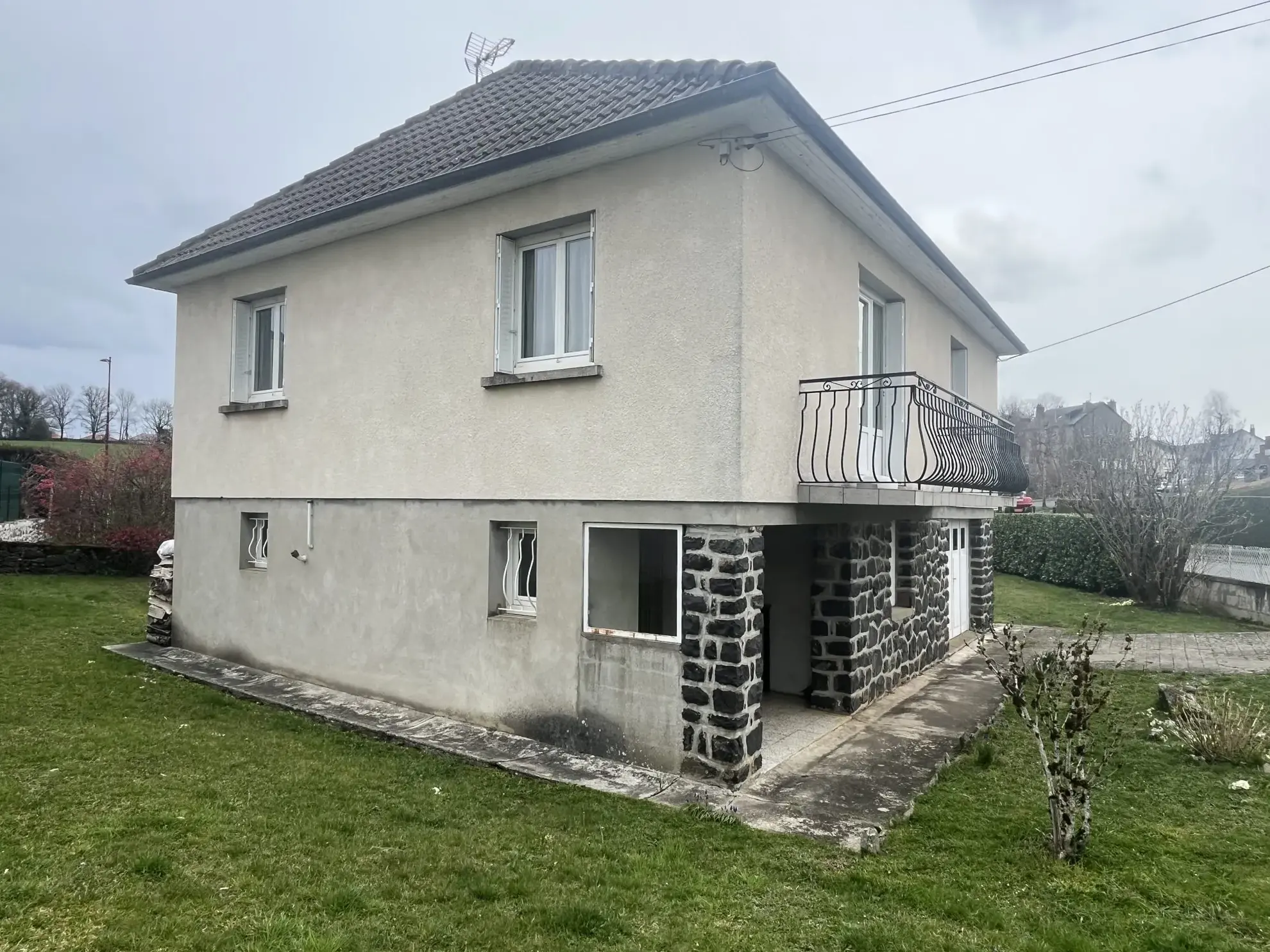Pavillon familial avec jardin et balcon à Mauriac, proche commodités 