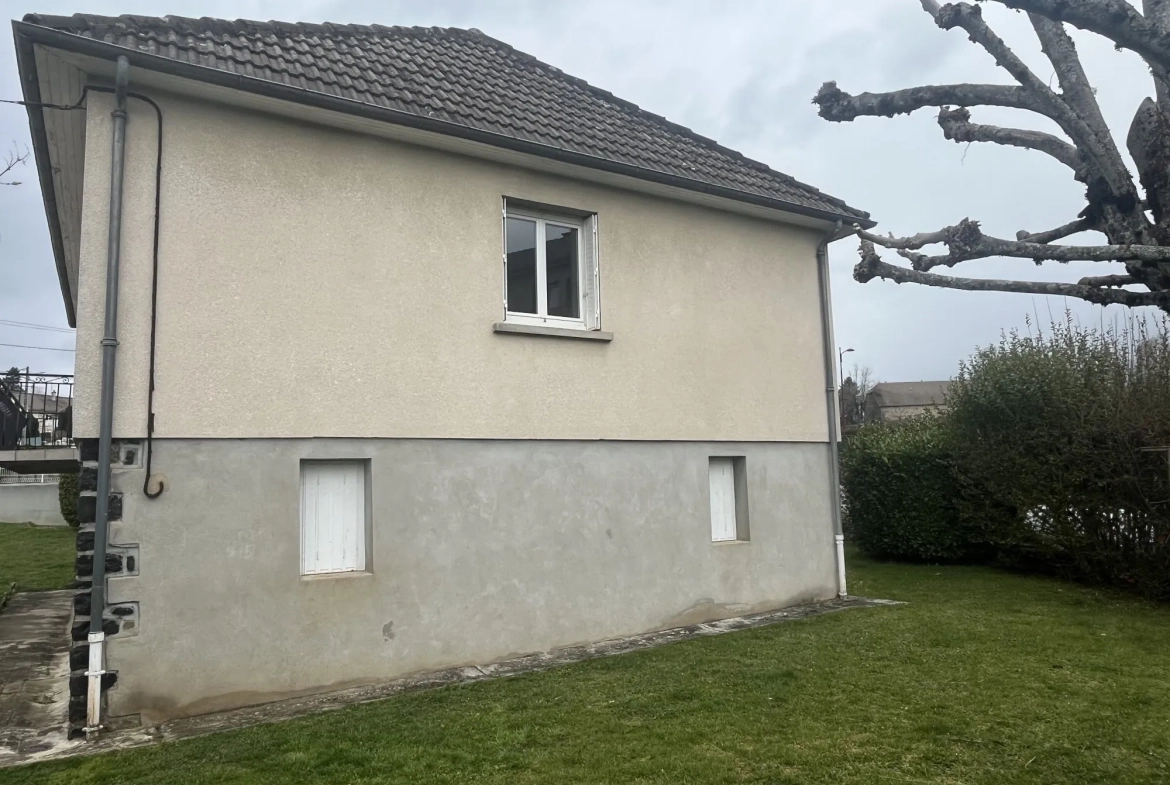Pavillon familial avec jardin et balcon à Mauriac, proche commodités 