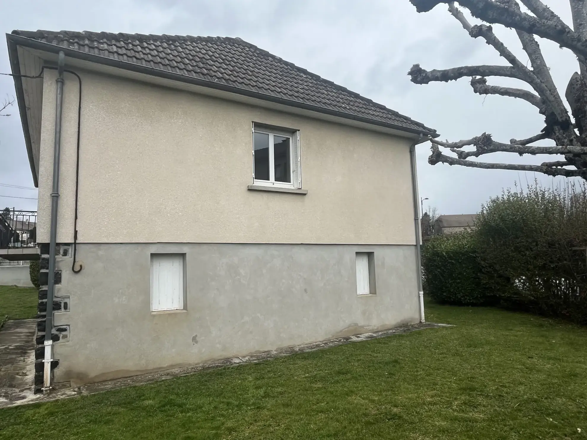 Pavillon familial avec jardin et balcon à Mauriac, proche commodités 