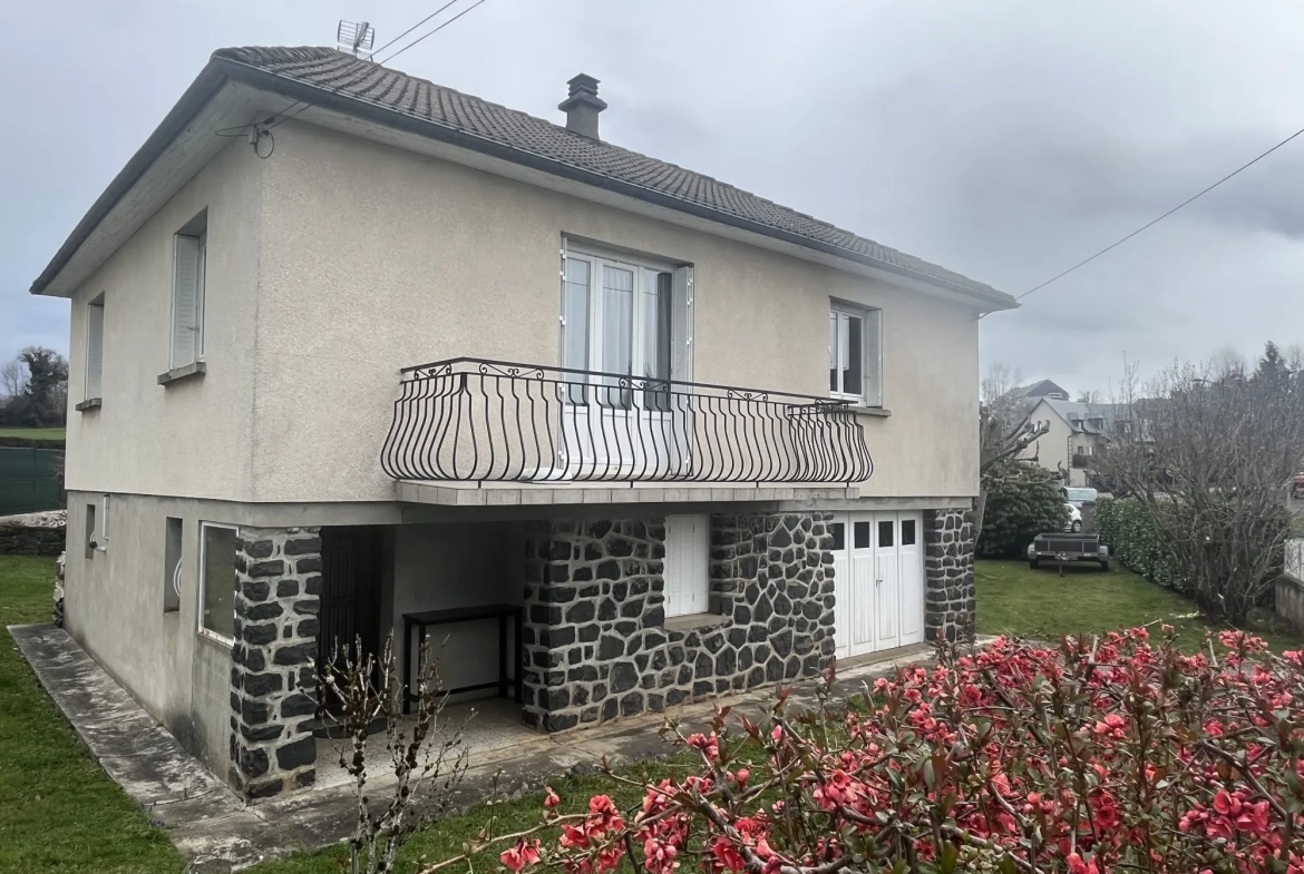 Pavillon familial avec jardin et balcon à Mauriac, proche commodités 