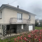 Pavillon familial avec jardin et balcon à Mauriac, proche commodités