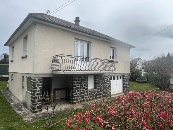 Pavillon familial avec jardin et balcon à Mauriac, proche commodités