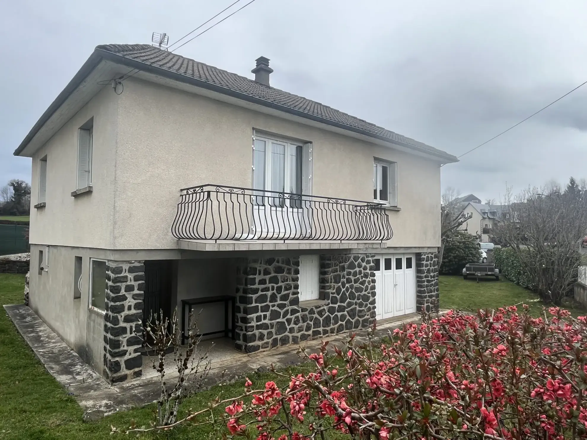 Pavillon familial avec jardin et balcon à Mauriac, proche commodités 