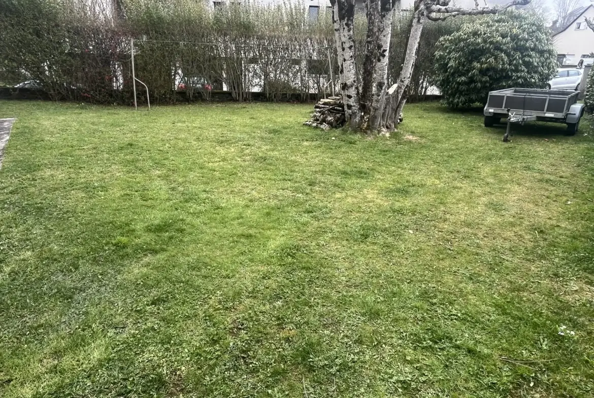 Pavillon familial avec jardin et balcon à Mauriac, proche commodités 