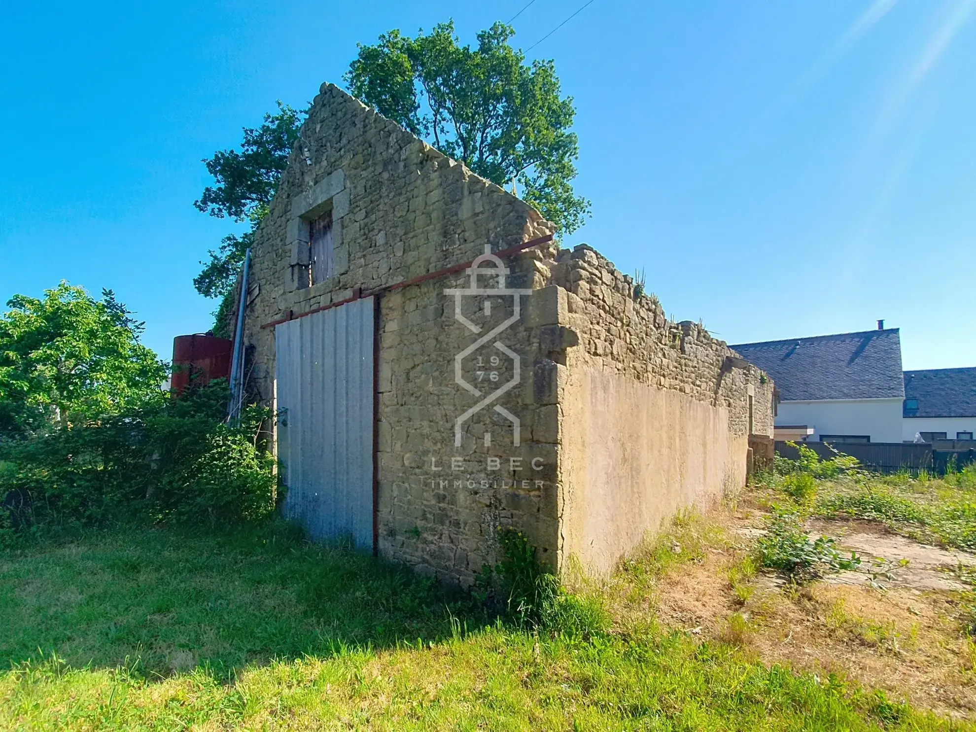 Bâtisse en pierre à rénover à Guidel, charmante ferme avec potentiel en campagne 