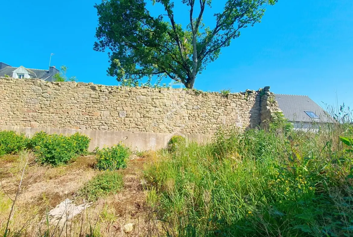 Bâtisse en pierre à rénover à Guidel, charmante ferme avec potentiel en campagne 