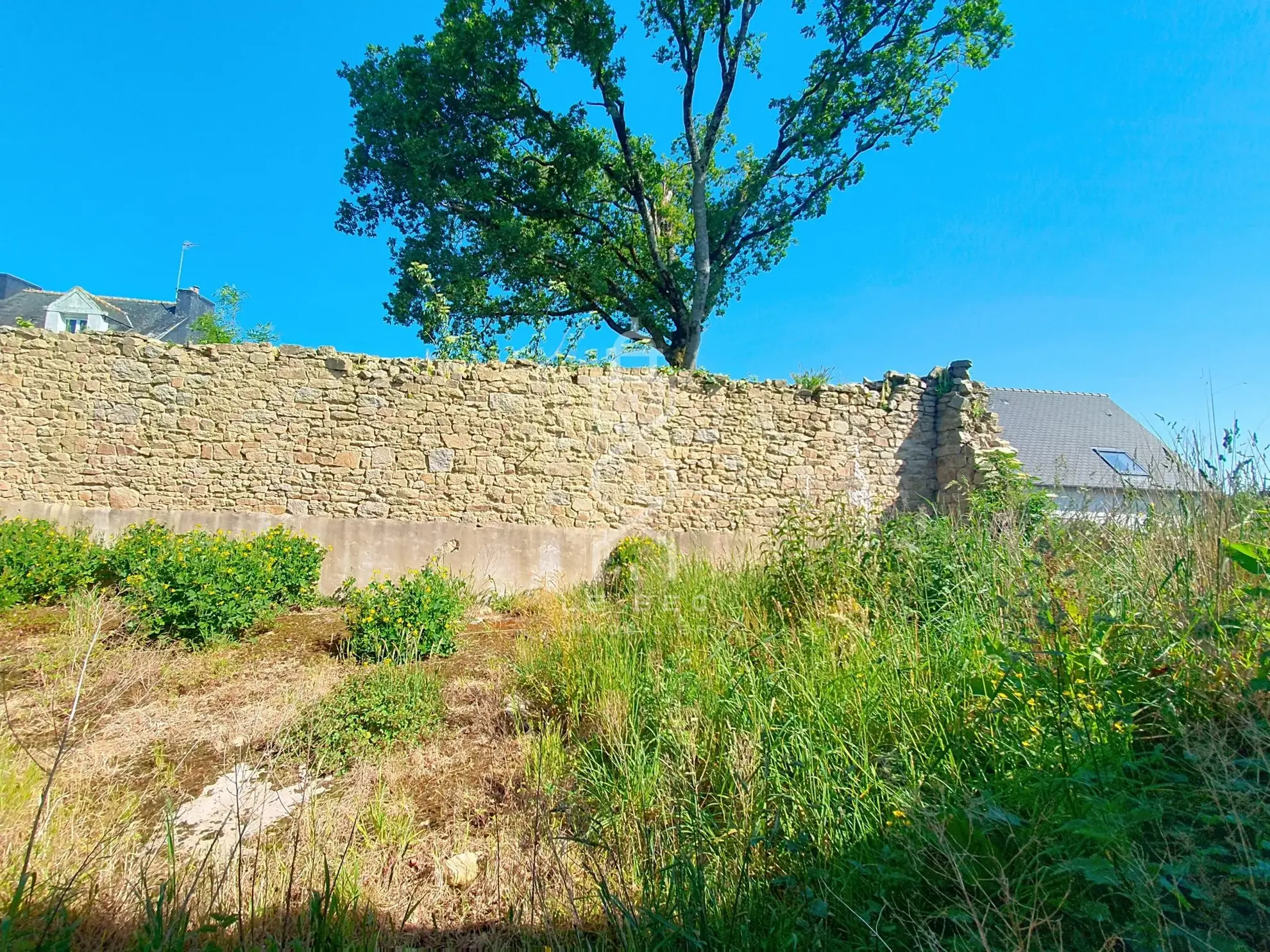 Bâtisse en pierre à rénover à Guidel, charmante ferme avec potentiel en campagne 