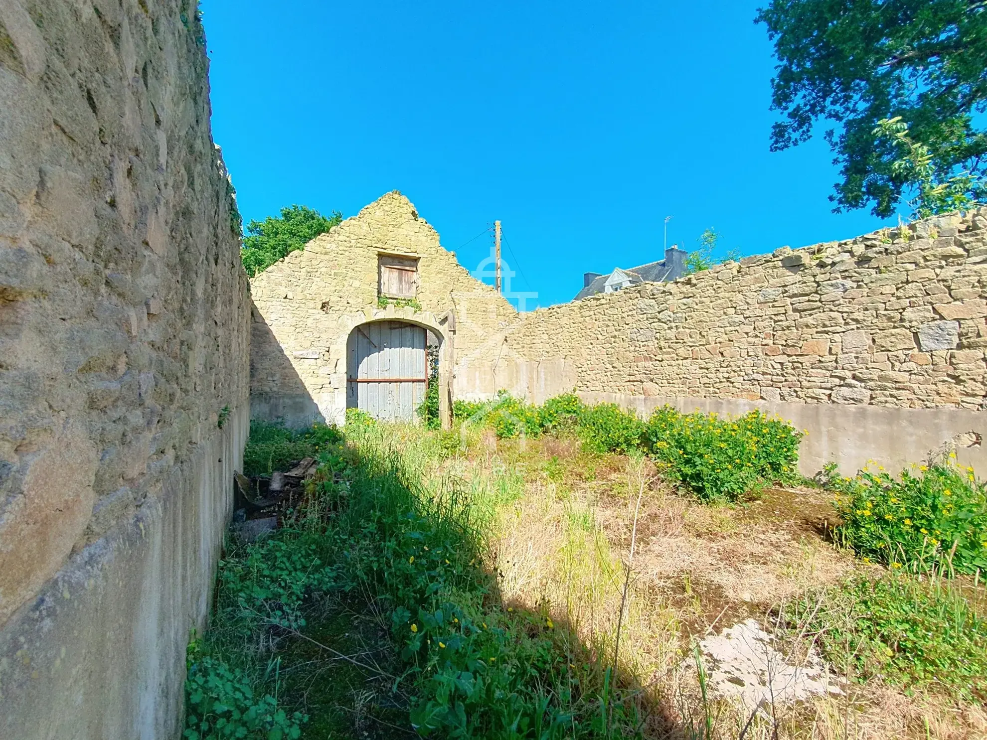 Bâtisse en pierre à rénover à Guidel, charmante ferme avec potentiel en campagne 