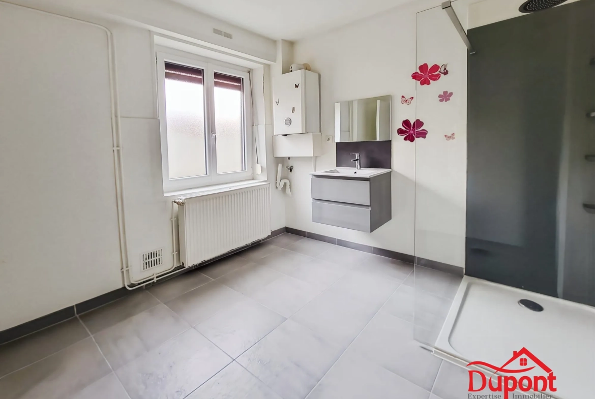 Immeuble à Revin avec 3 appartements, idéal investisseurs ou famille 