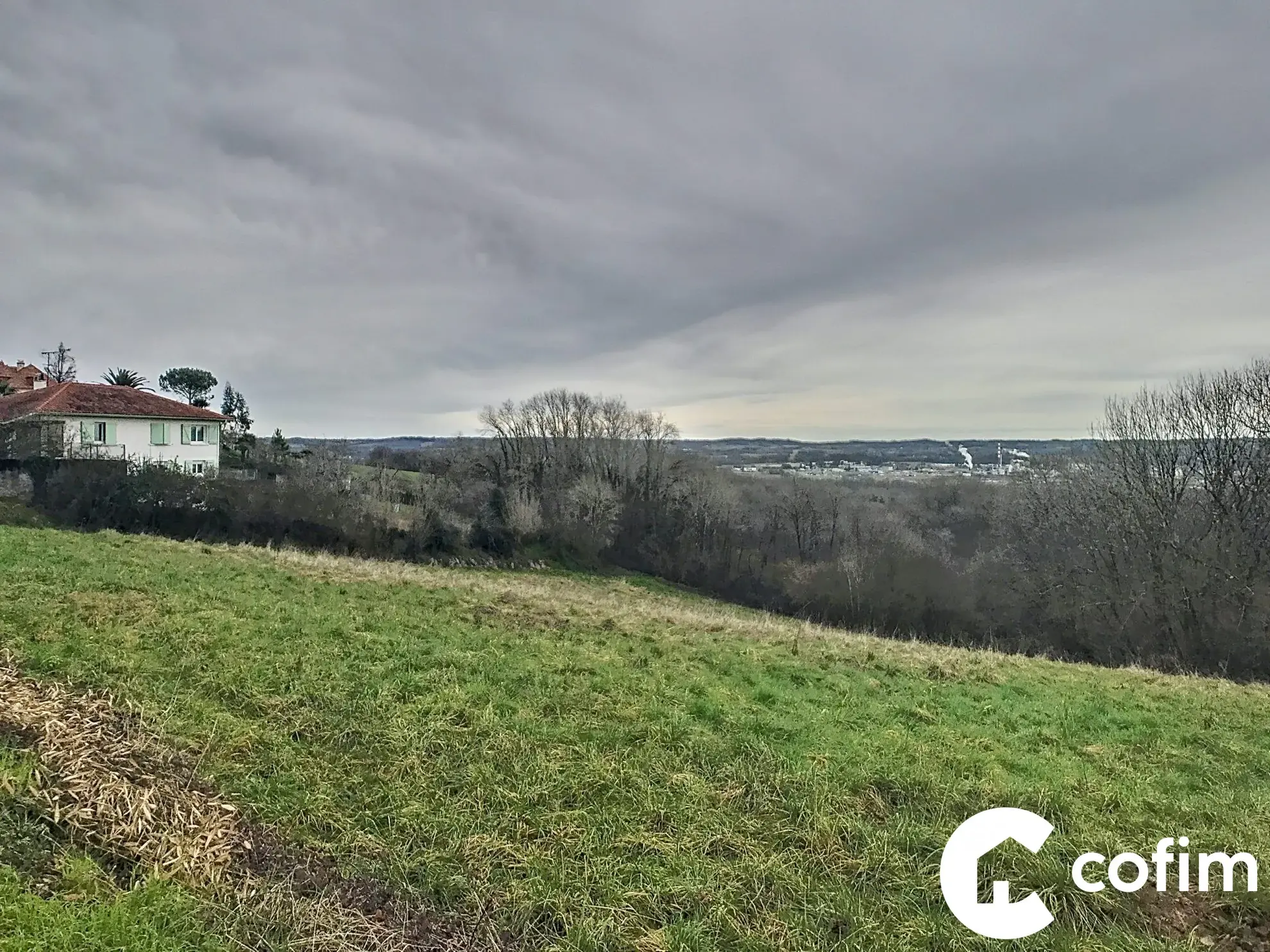 Terrain constructible à Lagor (64150) avec vue panoramique et potentiel de construction 