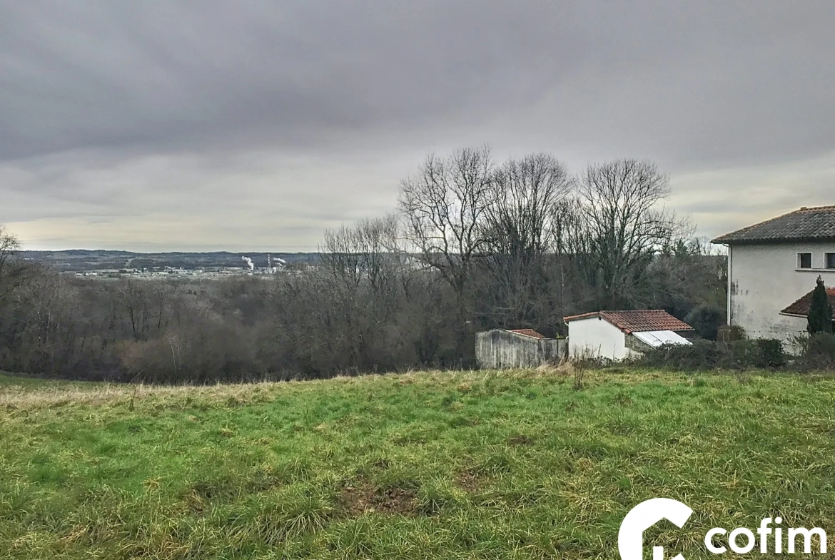 Terrain constructible à Lagor (64150) avec vue panoramique et potentiel de construction 
