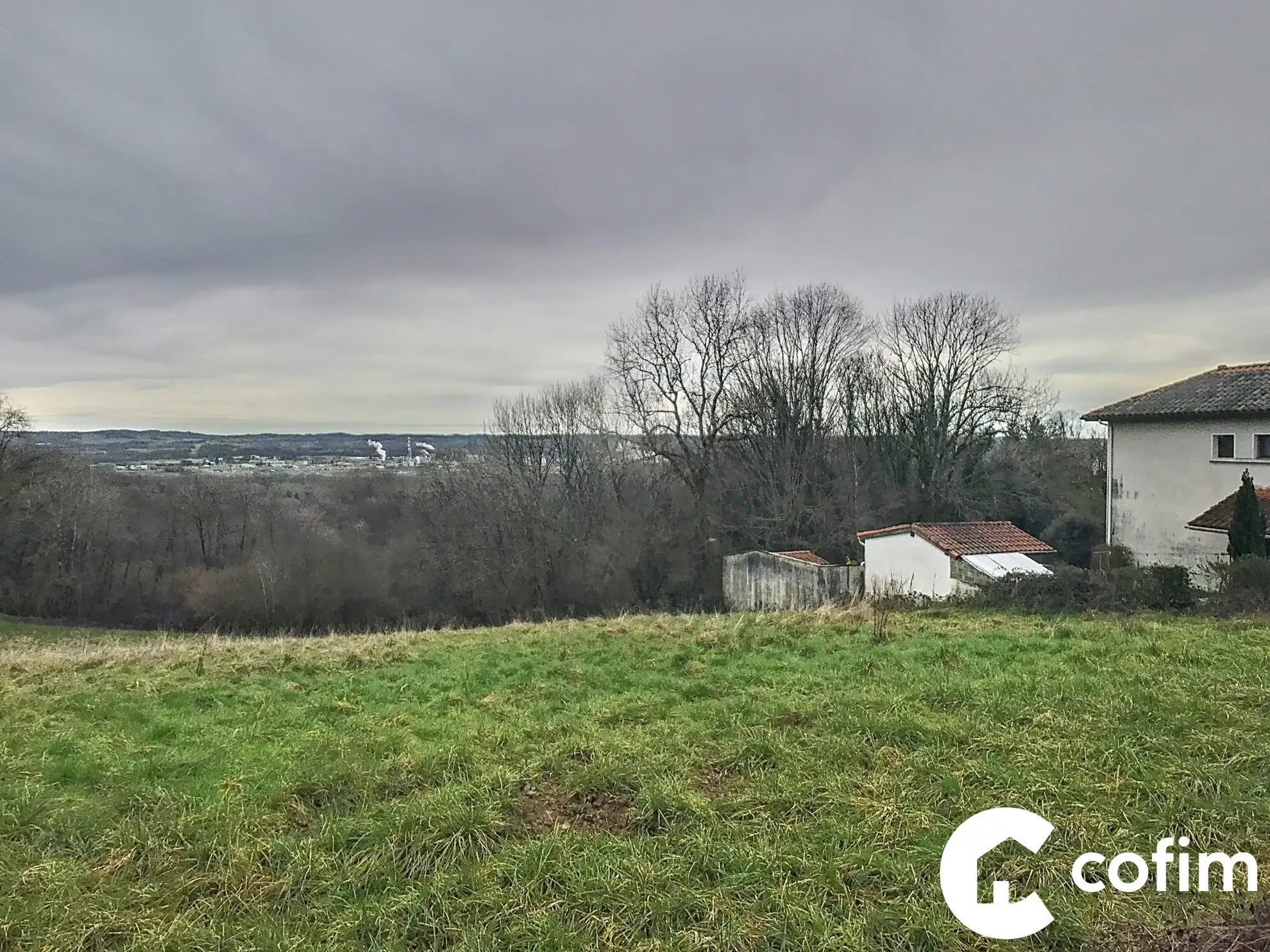Terrain constructible à Lagor (64150) avec vue panoramique et potentiel de construction 