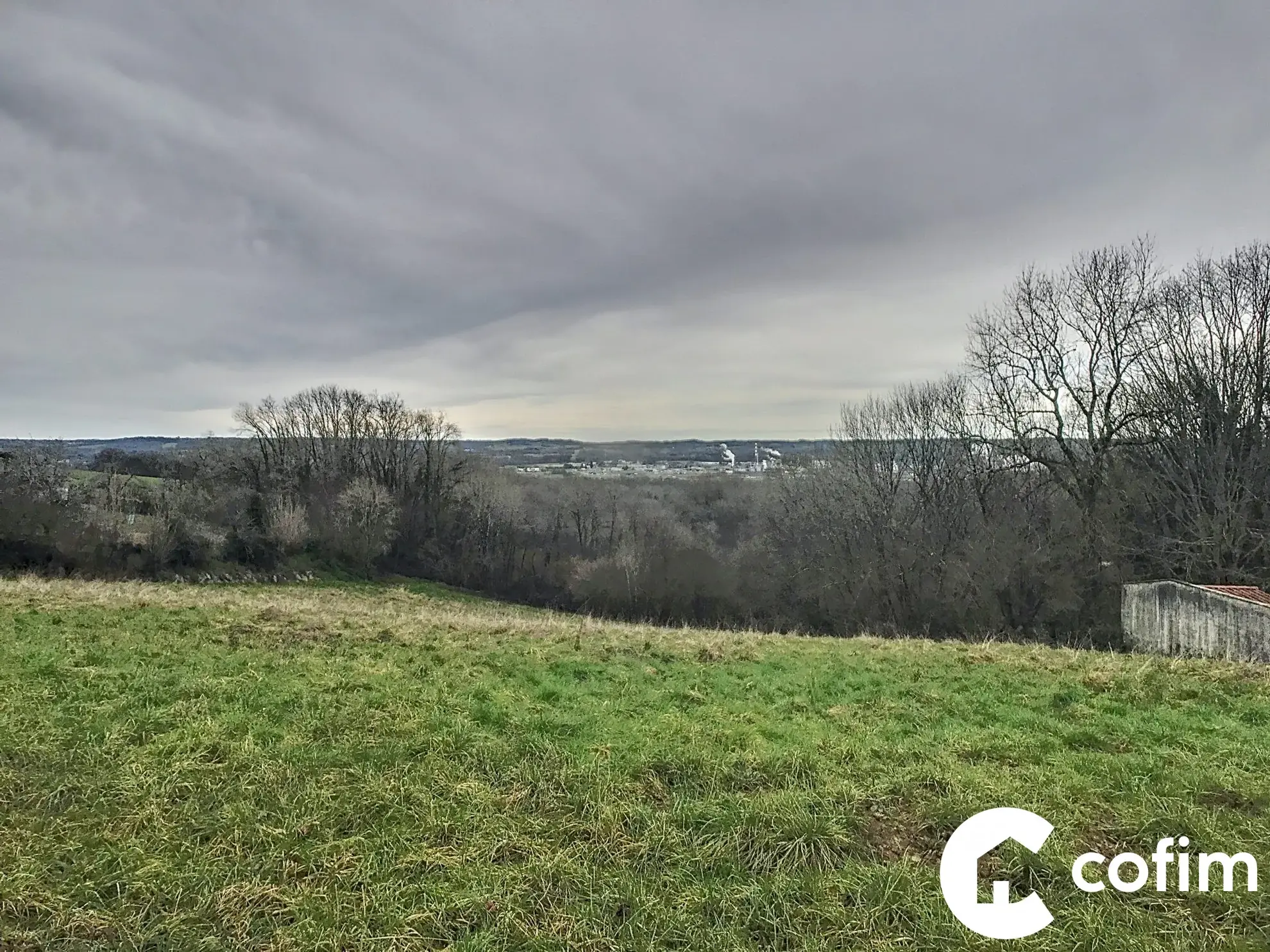 Terrain constructible à Lagor (64150) avec vue panoramique et potentiel de construction 