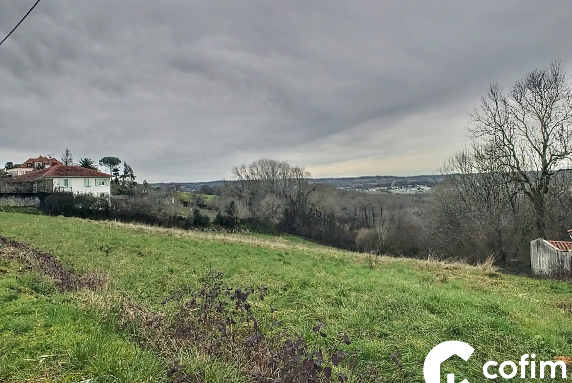 Terrain constructible à Lagor (64150) avec vue panoramique et potentiel de construction 