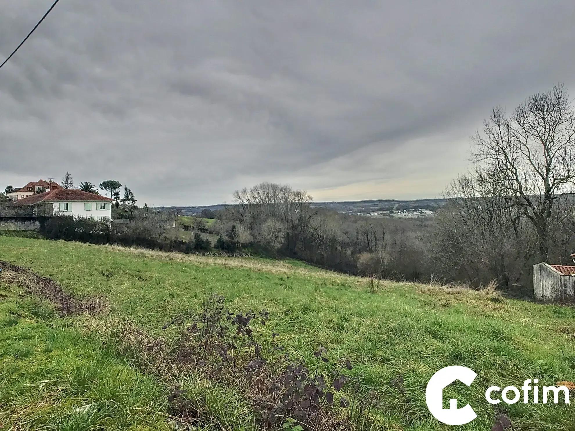 Terrain constructible à Lagor (64150) avec vue panoramique et potentiel de construction 