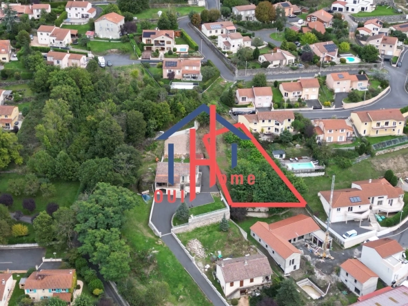 Terrain constructible avec vue panoramique à Brives-Charensac - 851m²