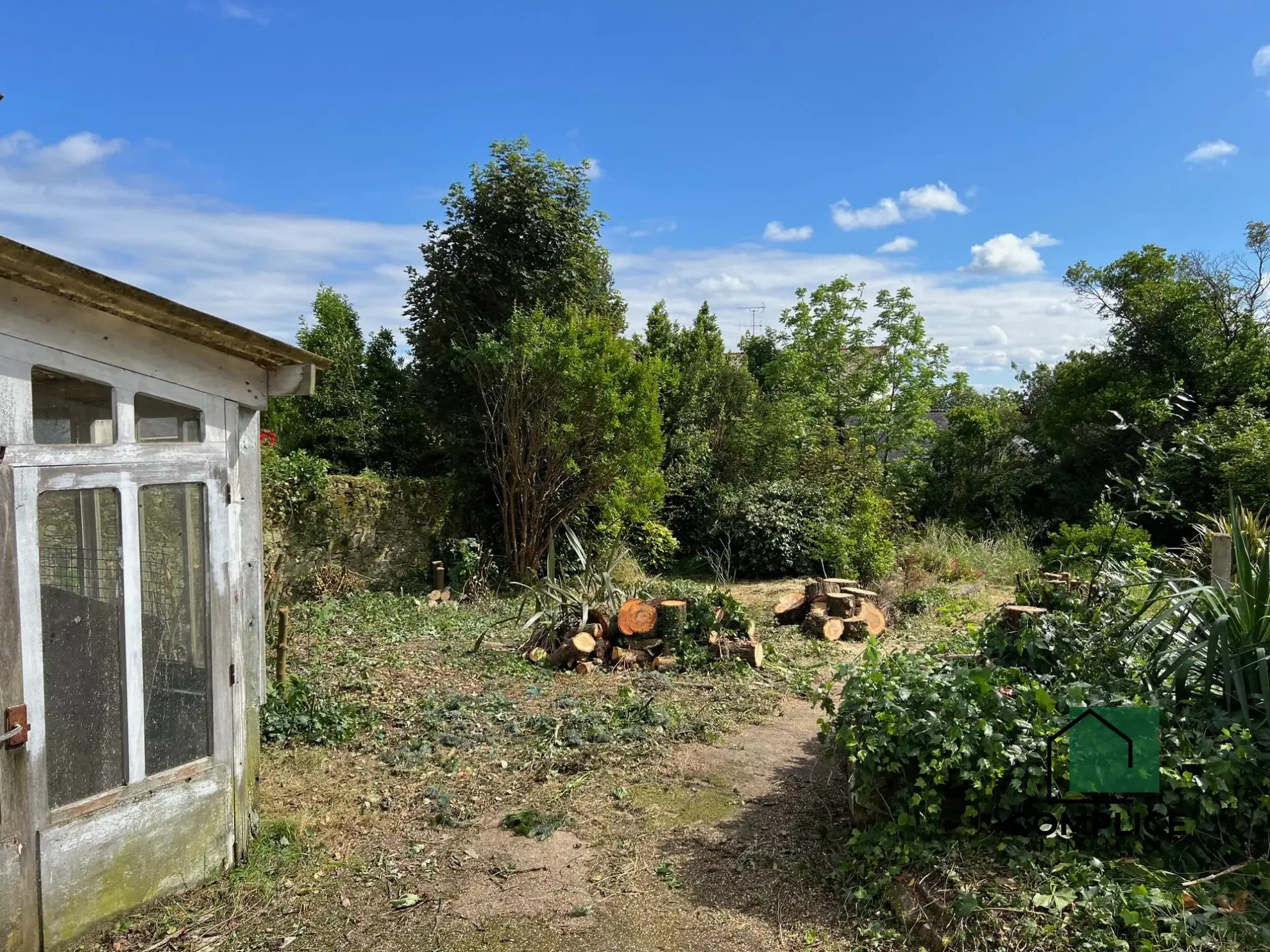 Joli terrain à bâtir de 452 m² à Saint-Etienne-de-Montluc, proche commodités et vue ensoleillée 