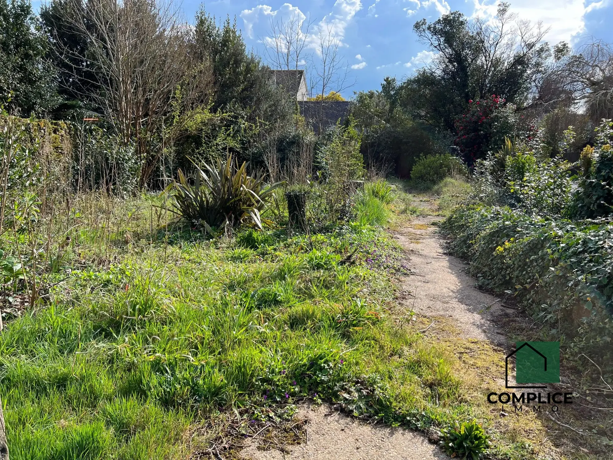 Joli terrain à bâtir de 452 m² à Saint-Etienne-de-Montluc, proche commodités et vue ensoleillée 