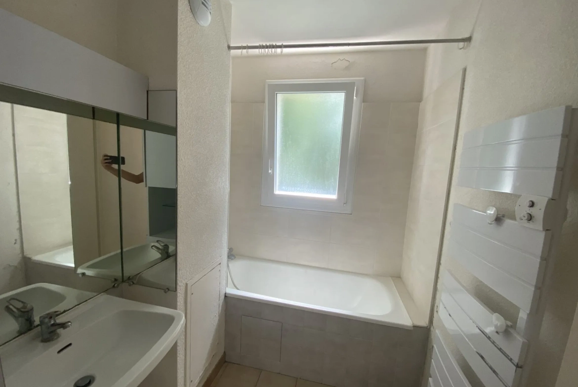 Appartement T3 lumineux avec terrasse et garage à Aubenas 