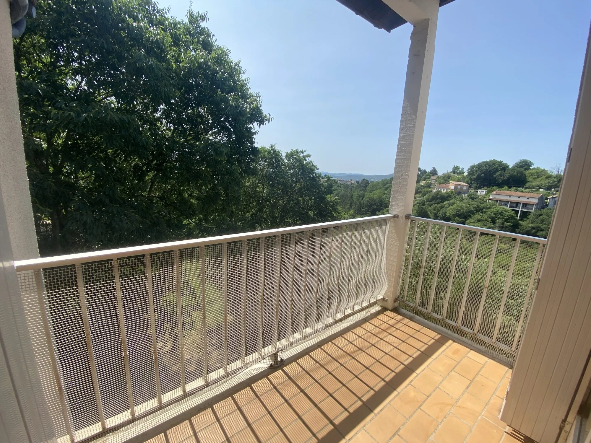 Appartement T3 lumineux avec terrasse et garage à Aubenas 