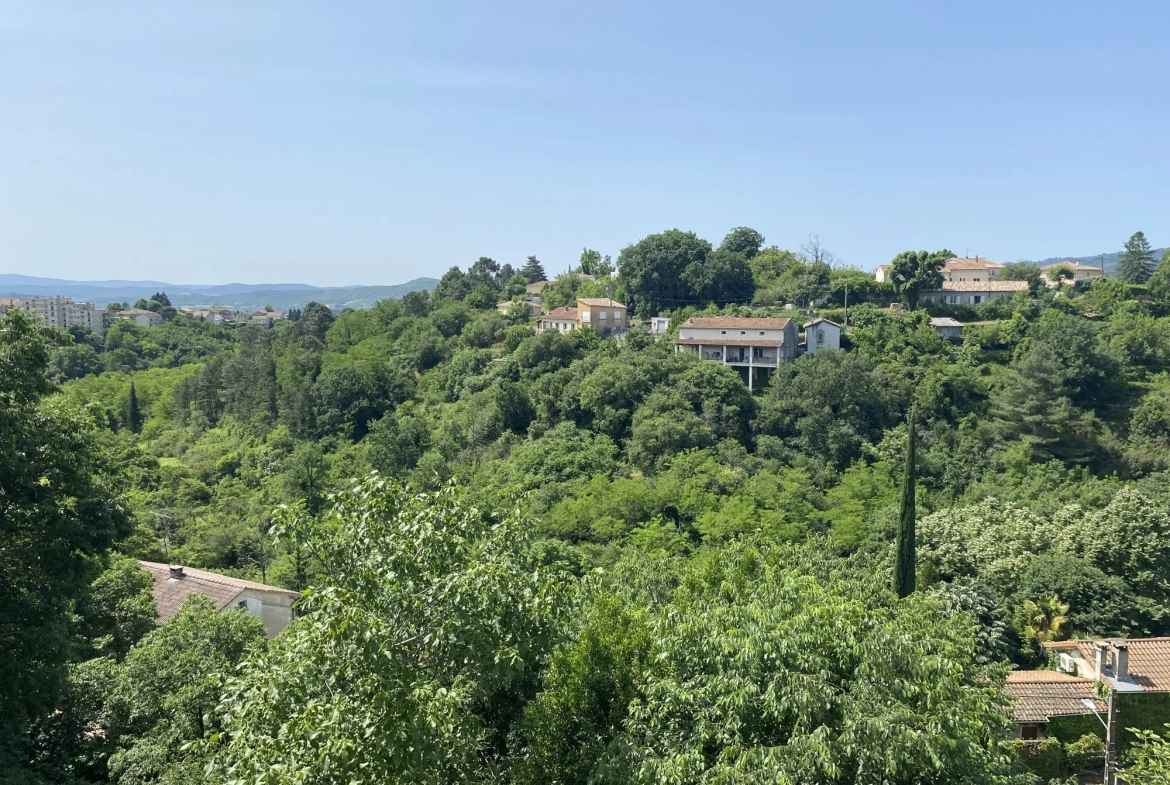 Appartement T3 lumineux avec terrasse et garage à Aubenas 