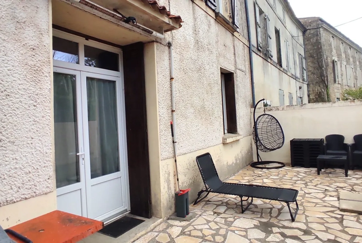 Maison familiale avec 4 chambres, jardin et accès privé à la Charente à Saint-Vaize 