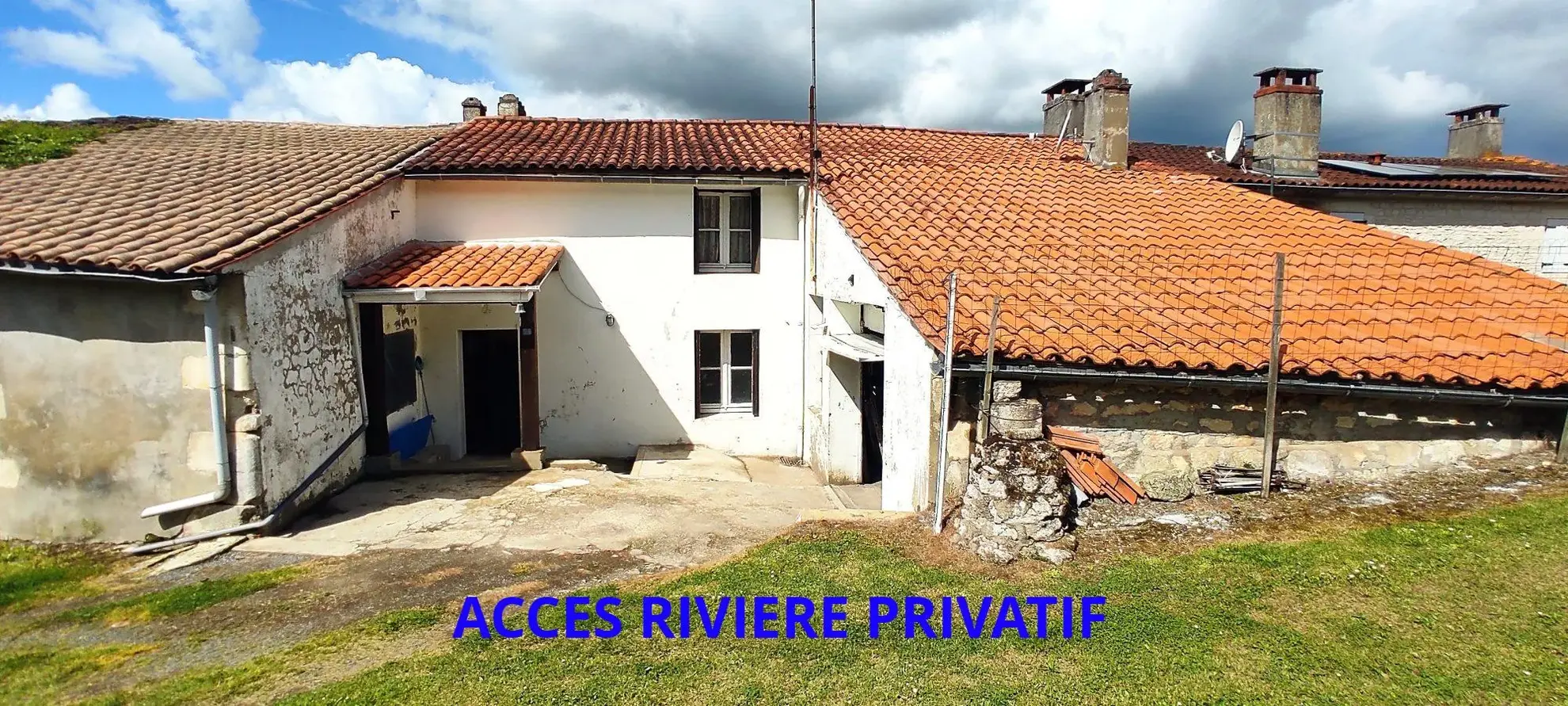 Maison familiale avec 4 chambres, jardin et accès privé à la Charente à Saint-Vaize 