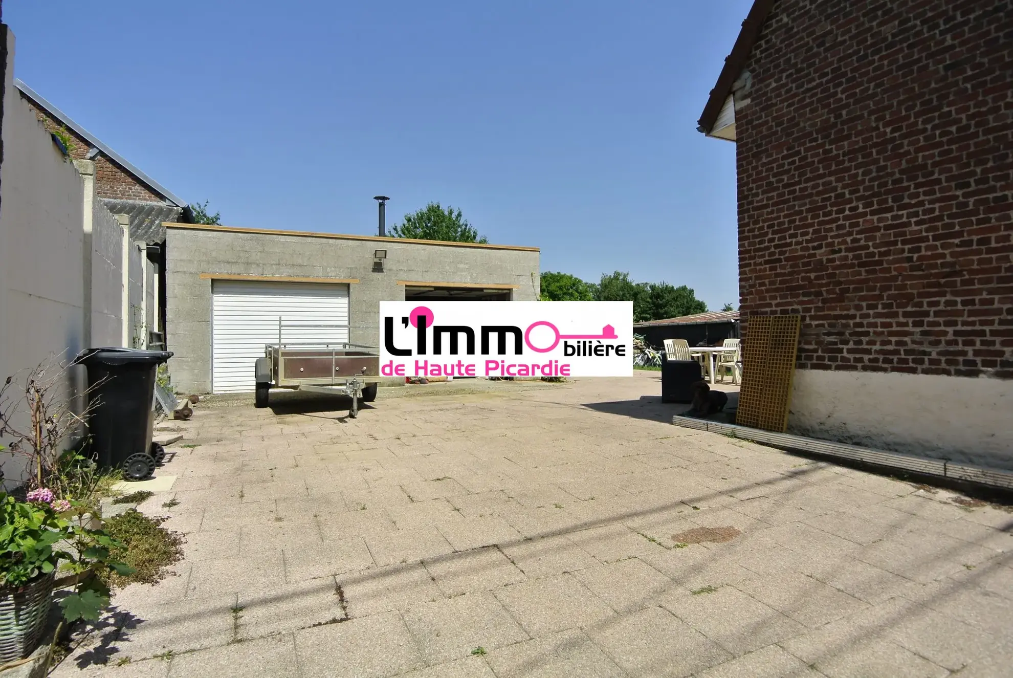 Espace parking Maison à vendre à Chaulnes avec grand jardin, garage et terrasse - 2 chambres 